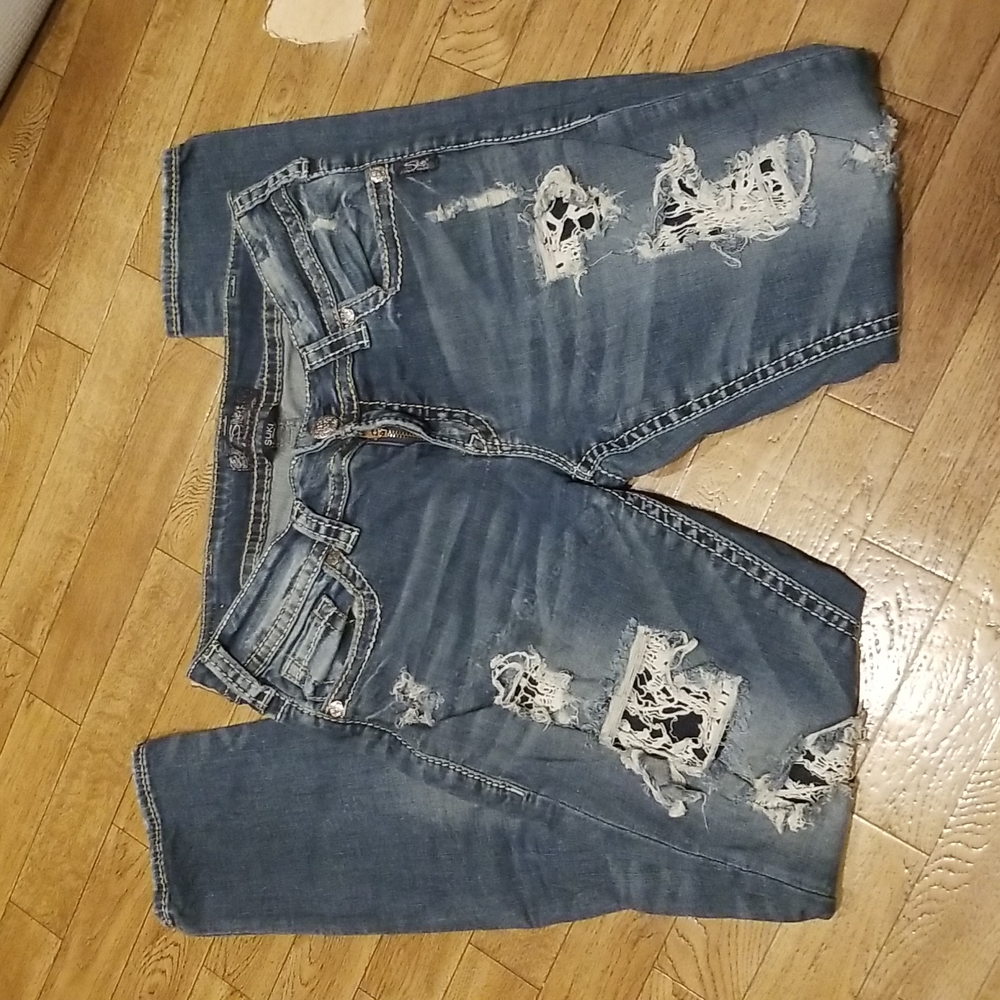 Silver Suki Mid-rise Skinny distressed Size 30/31